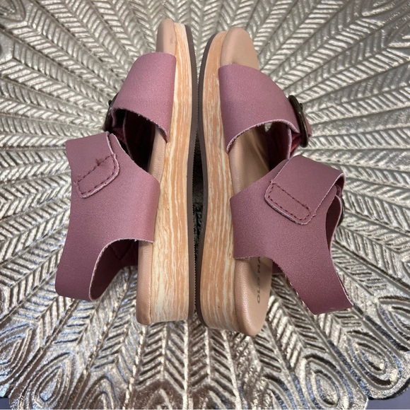 Faux-Leather Clog Sandals for
Toddler Girl SIZE 6 - Picture 8 of 17